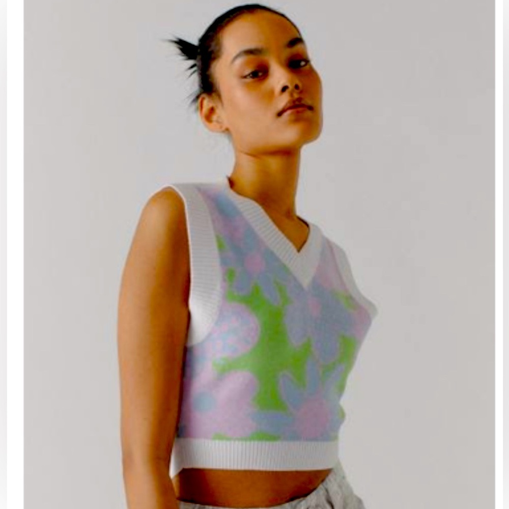 UO Randi Cropped Sweater Vest M